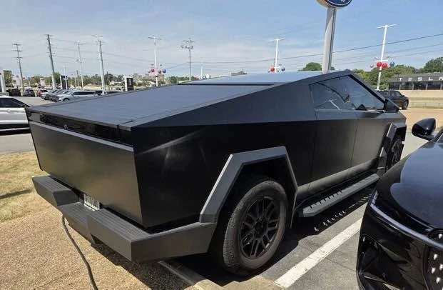 2025 Tesla Cybertruck - Image 4 of 4