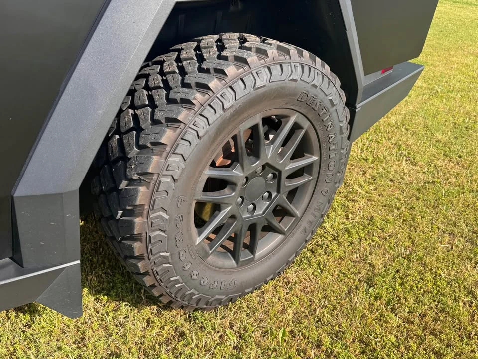 2025 Tesla Cybertruck - Image 10 of 19