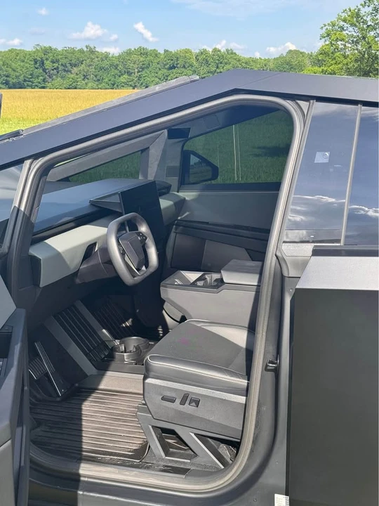 2025 Tesla Cybertruck - Image 11 of 19