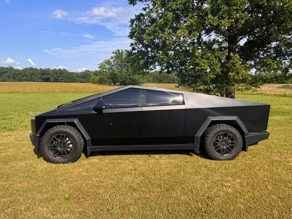 2025 Tesla Cybertruck - Image 3 of 19