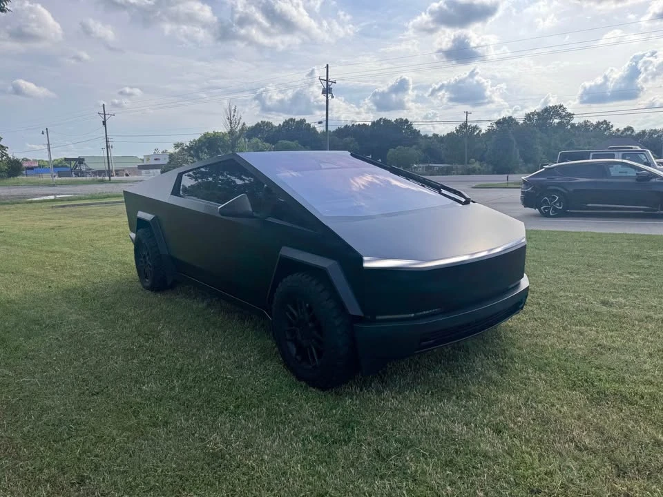 2025 Tesla Cybertruck - Image 8 of 19