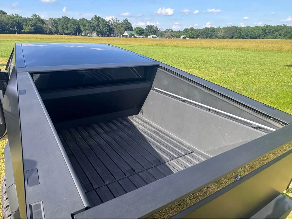 2025 Tesla Cybertruck - Image 14 of 19