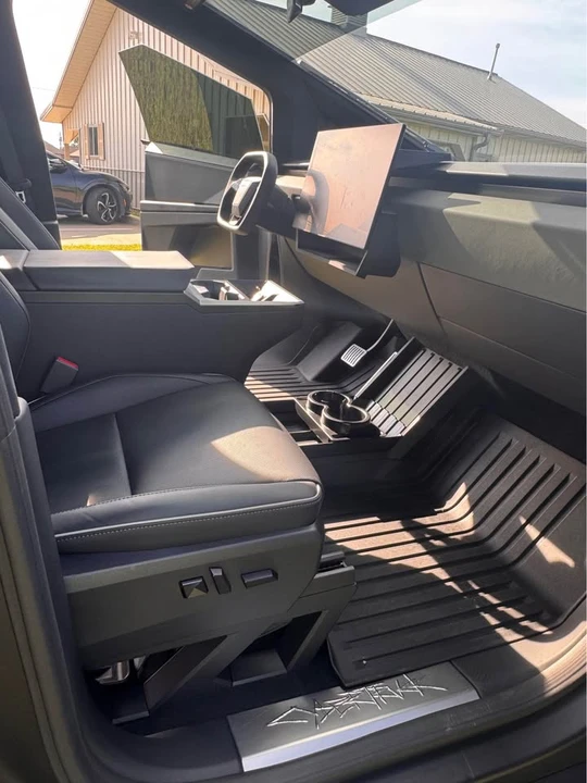 2025 Tesla Cybertruck - Image 15 of 19