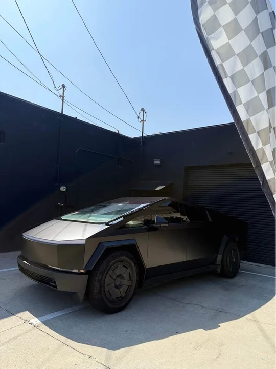 2025 Tesla - Image 2 of 4