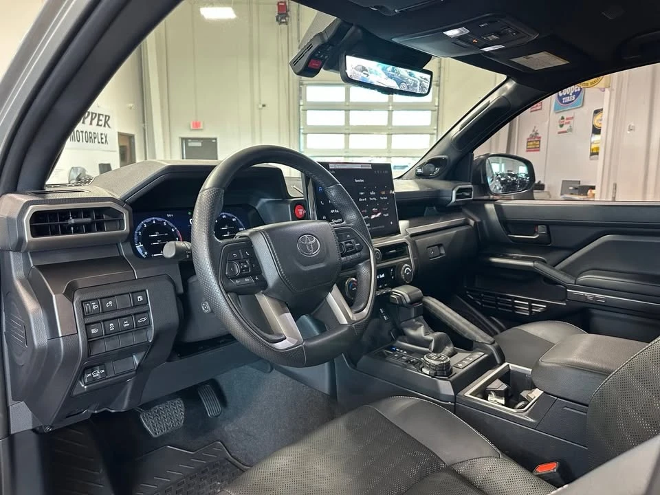 2025 Toyota 4Runner 6th Gen - Image 16 of 20