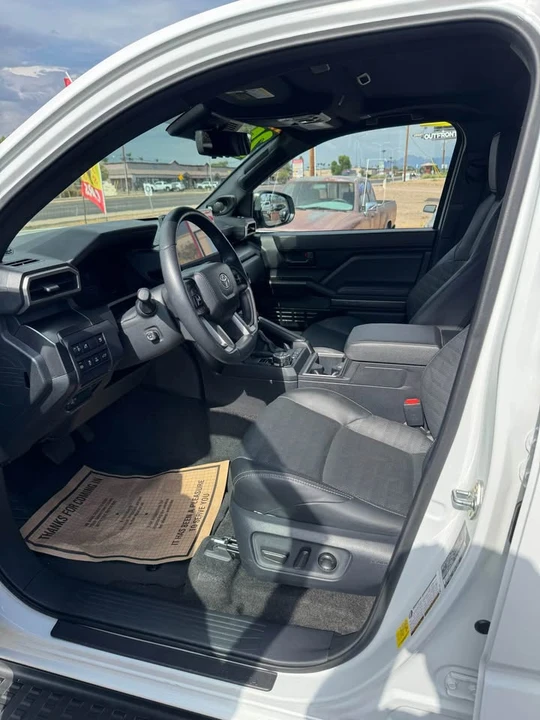 2025 Toyota 4Runner 6th Gen - Image 12 of 17