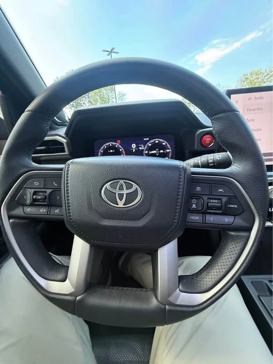 2025 Toyota 4Runner 6th Gen - Image 15 of 18