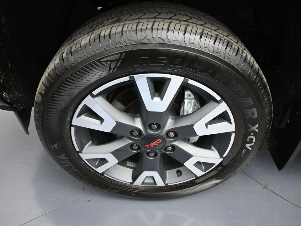 2025 Toyota 4Runner 6th Gen - Image 14 of 21