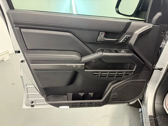 2025 Toyota 4Runner 6th Gen - Image 14 of 21