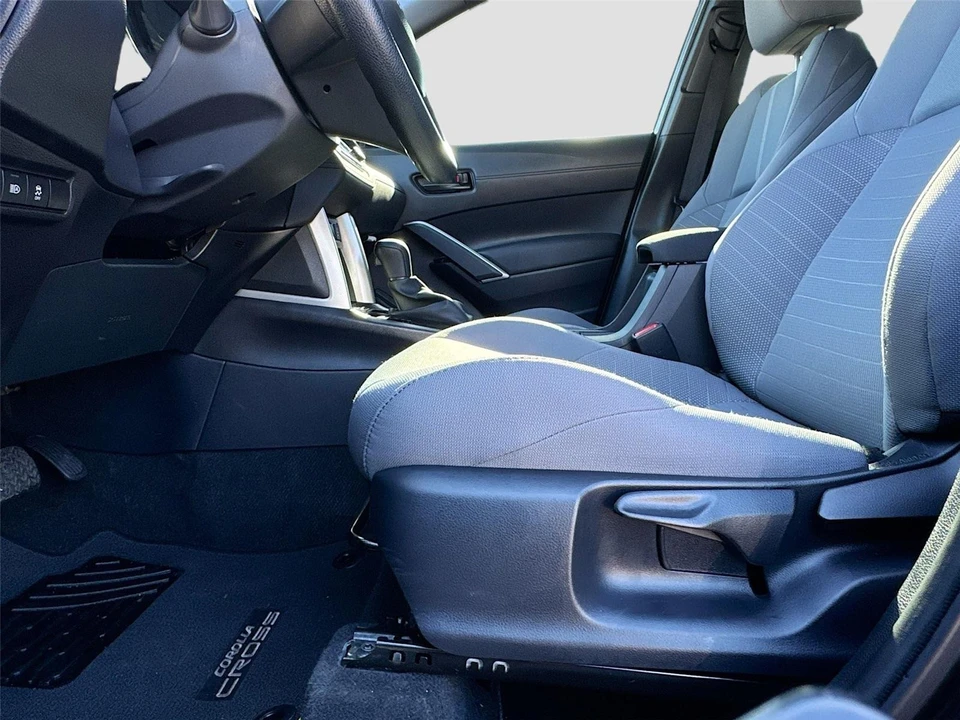 2025 Toyota Corolla Cross - Image 17 of 21