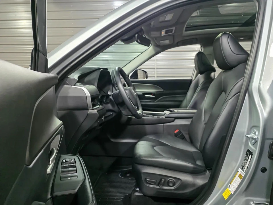 2025 Toyota Highlander - Image 13 of 21