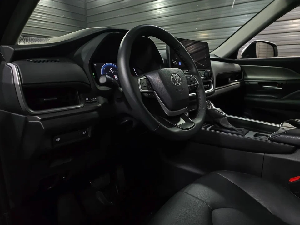 2025 Toyota Highlander - Image 10 of 21