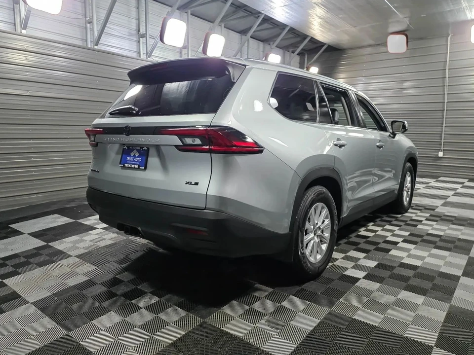 2025 Toyota Highlander - Image 5 of 21