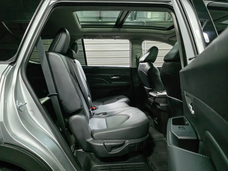 2025 Toyota Highlander - Image 16 of 21