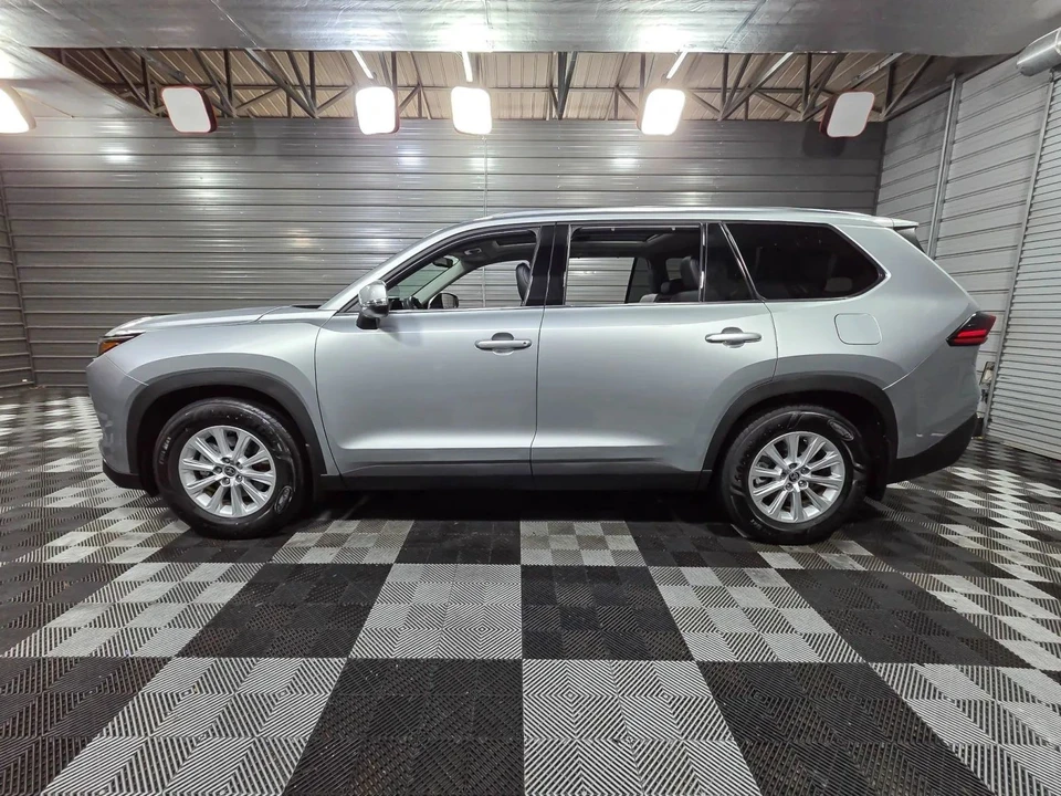 2025 Toyota Highlander - Image 8 of 21