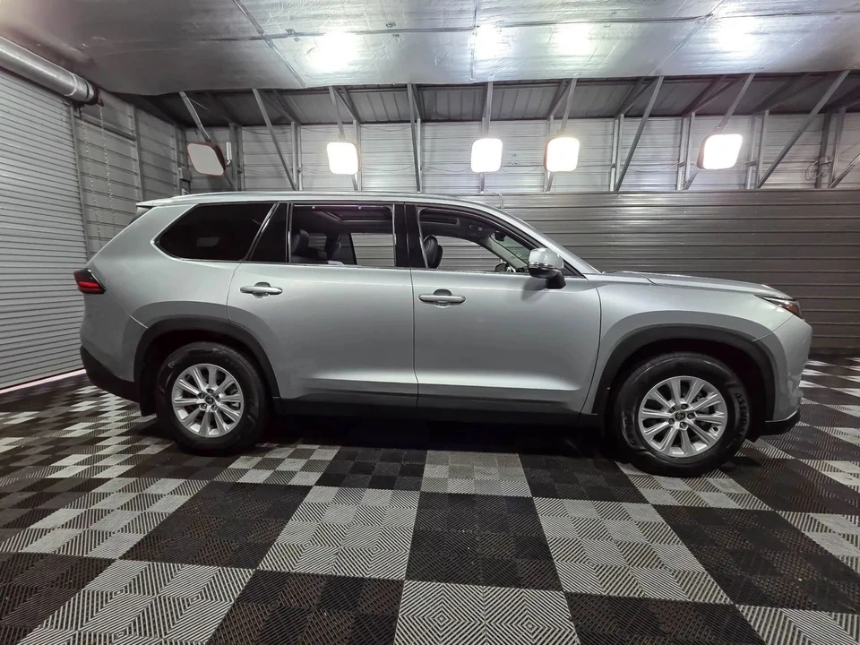 2025 Toyota Highlander - Image 9 of 21