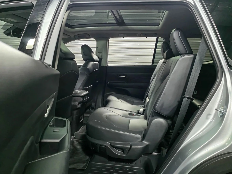 2025 Toyota Highlander - Image 15 of 21