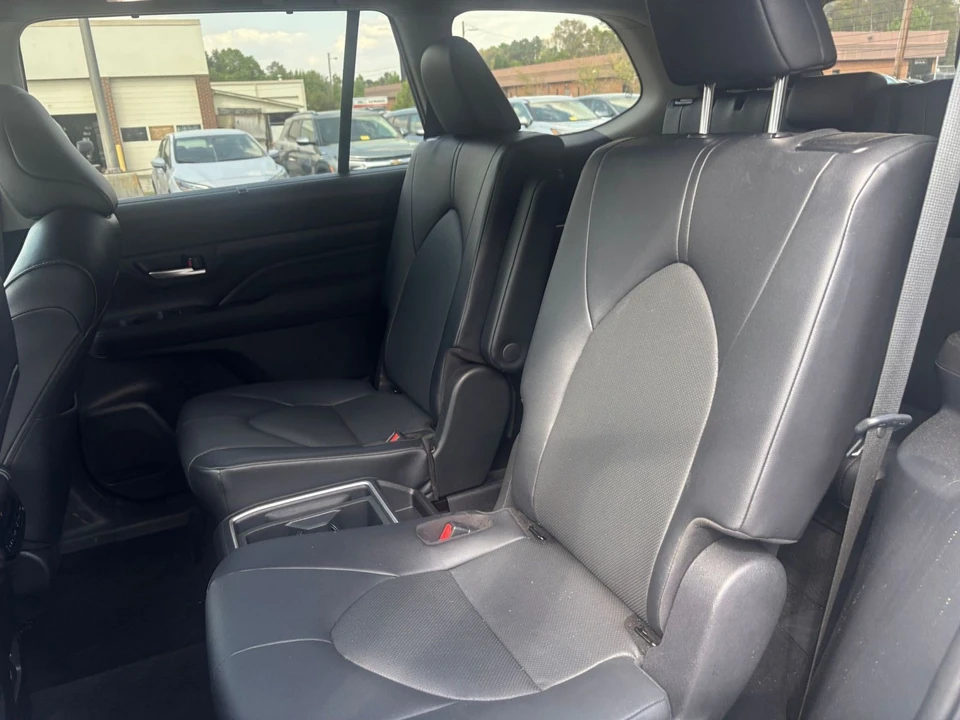 2025 Toyota Highlander - Image 21 of 31