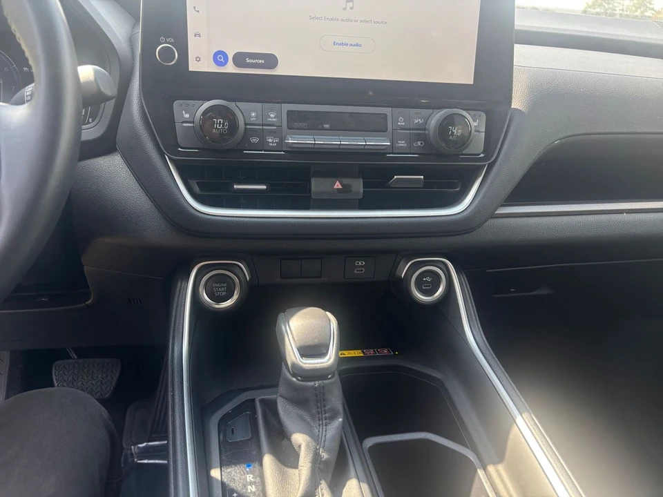 2025 Toyota Highlander - Image 14 of 31