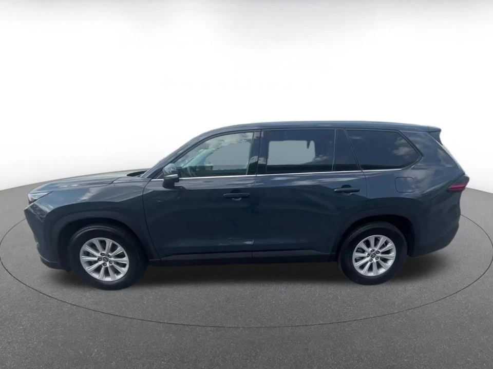 2025 Toyota Highlander - Image 7 of 31