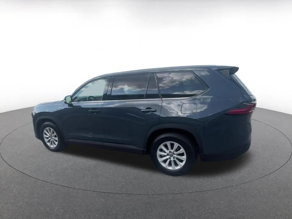 2025 Toyota Highlander - Image 8 of 31