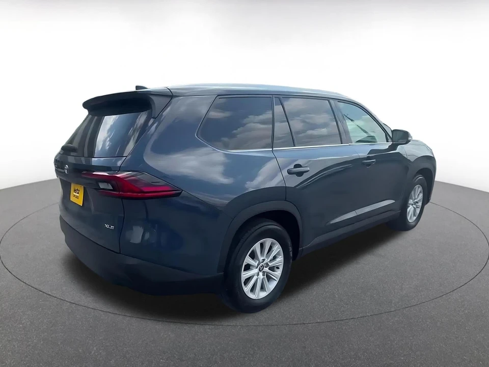 2025 Toyota Highlander - Image 12 of 31