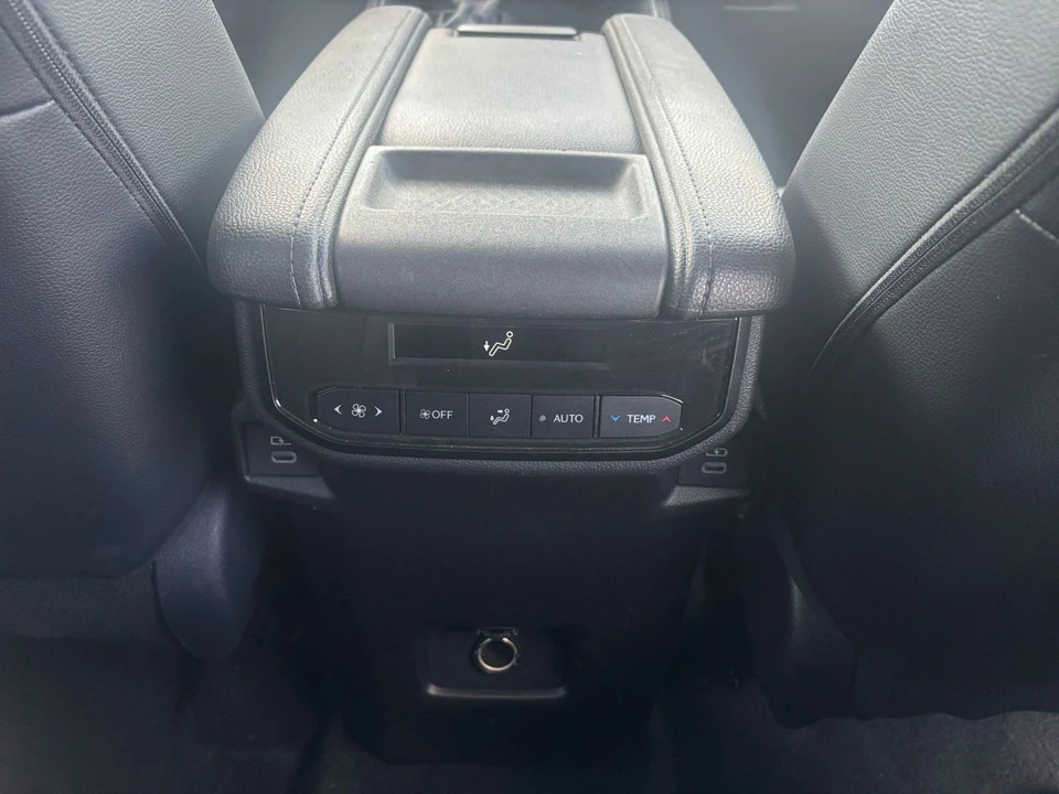 2025 Toyota Highlander - Image 19 of 31