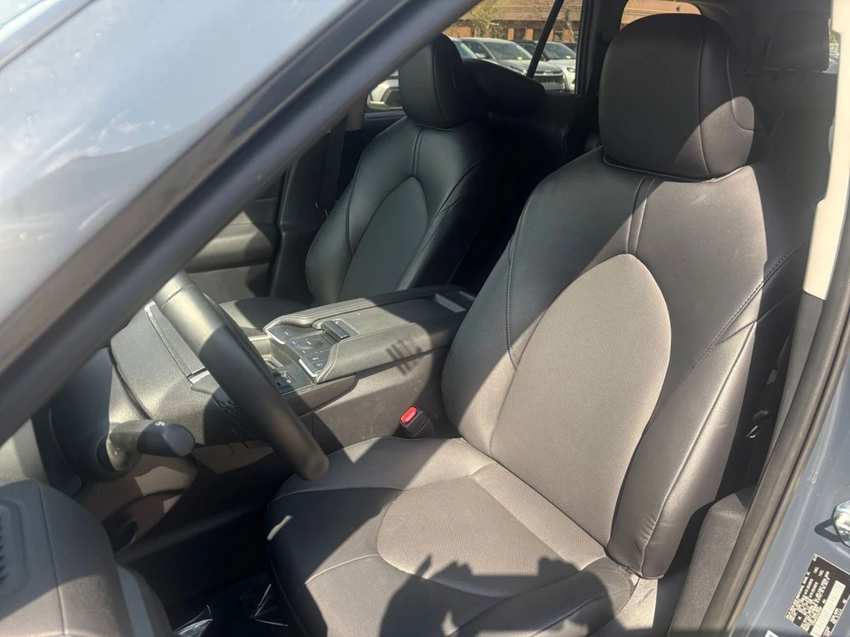 2025 Toyota Highlander - Image 22 of 31
