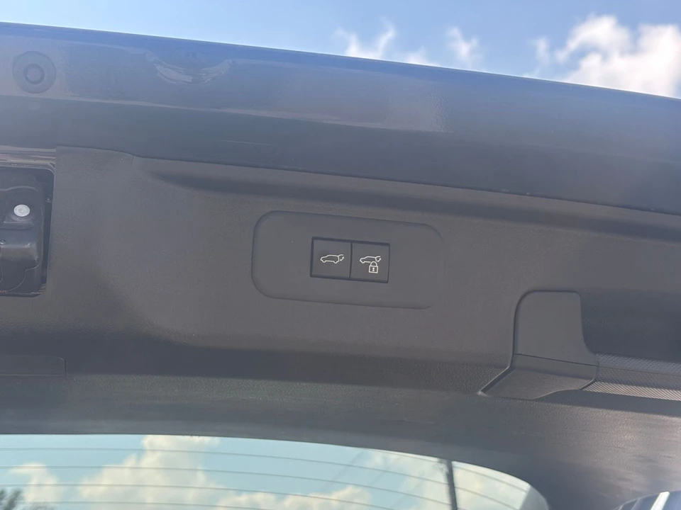 2025 Toyota Highlander - Image 18 of 31