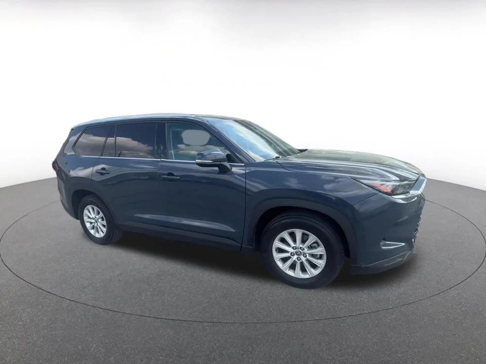 2025 Toyota Highlander - Image 2 of 31