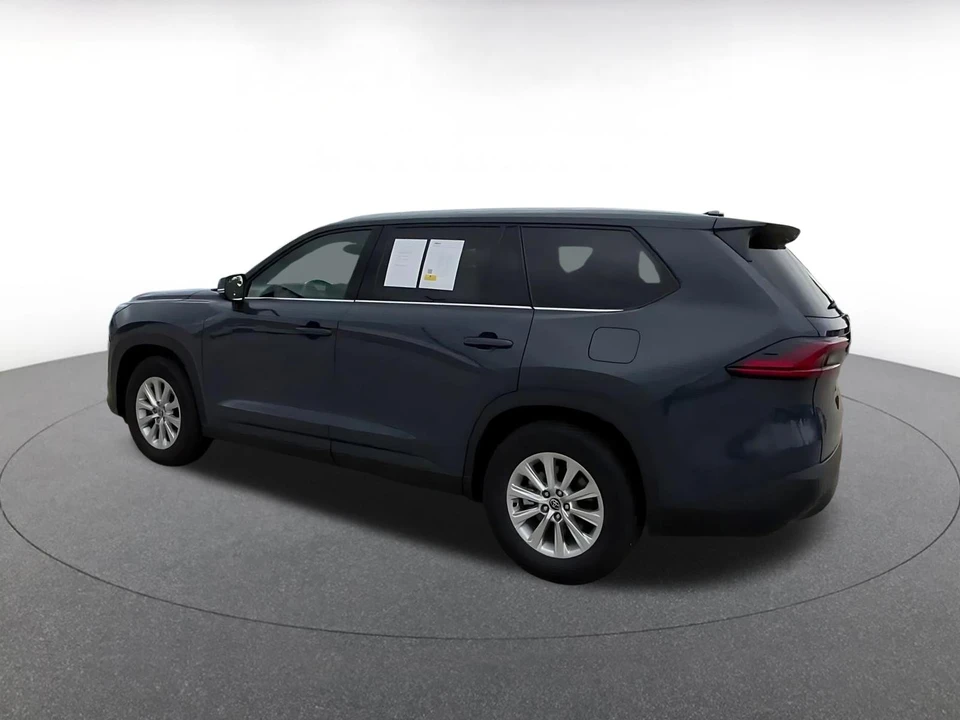 2025 Toyota Highlander - Image 12 of 31