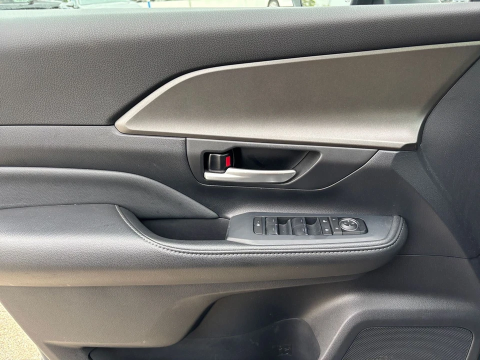 2025 Toyota Highlander - Image 20 of 31
