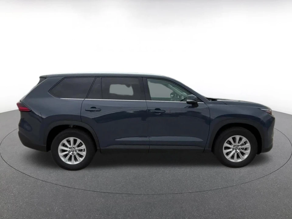 2025 Toyota Highlander - Image 18 of 31
