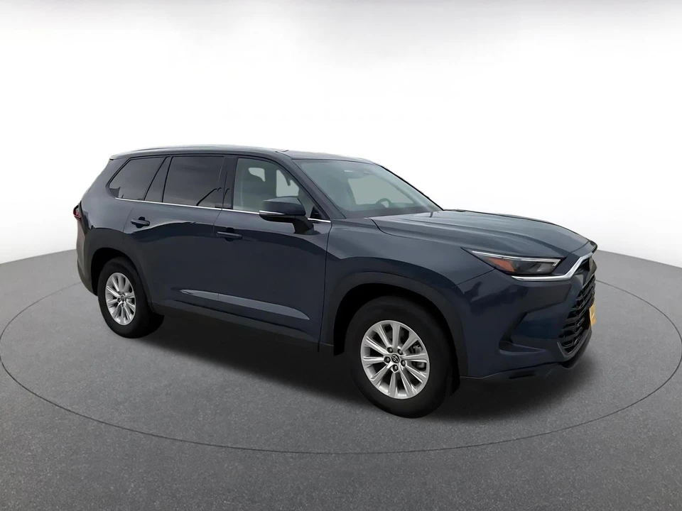 2025 Toyota Highlander - Image 2 of 31