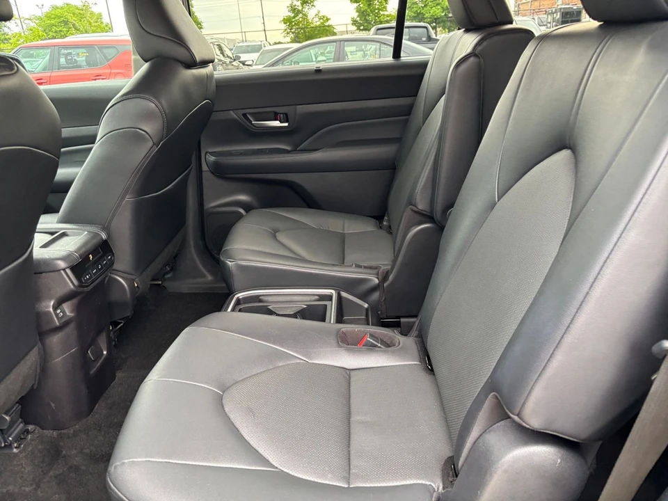 2025 Toyota Highlander - Image 26 of 31