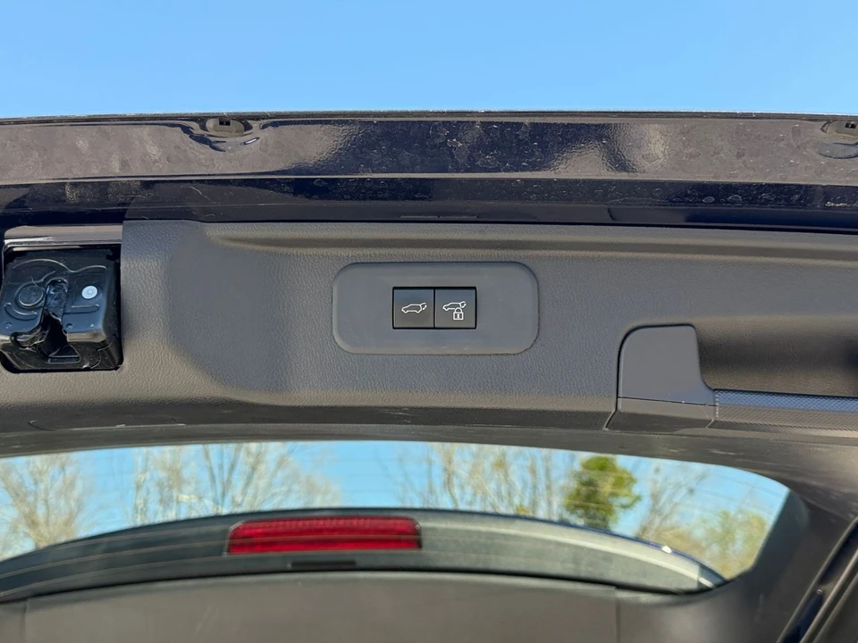 2025 Toyota Highlander - Image 19 of 31