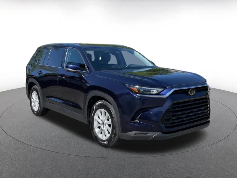 2025 Toyota Highlander - Image 2 of 31
