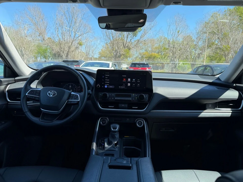 2025 Toyota Highlander - Image 29 of 31