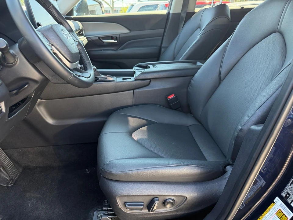 2025 Toyota Highlander - Image 21 of 31