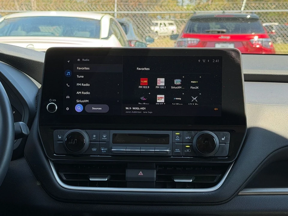 2025 Toyota Highlander - Image 16 of 31