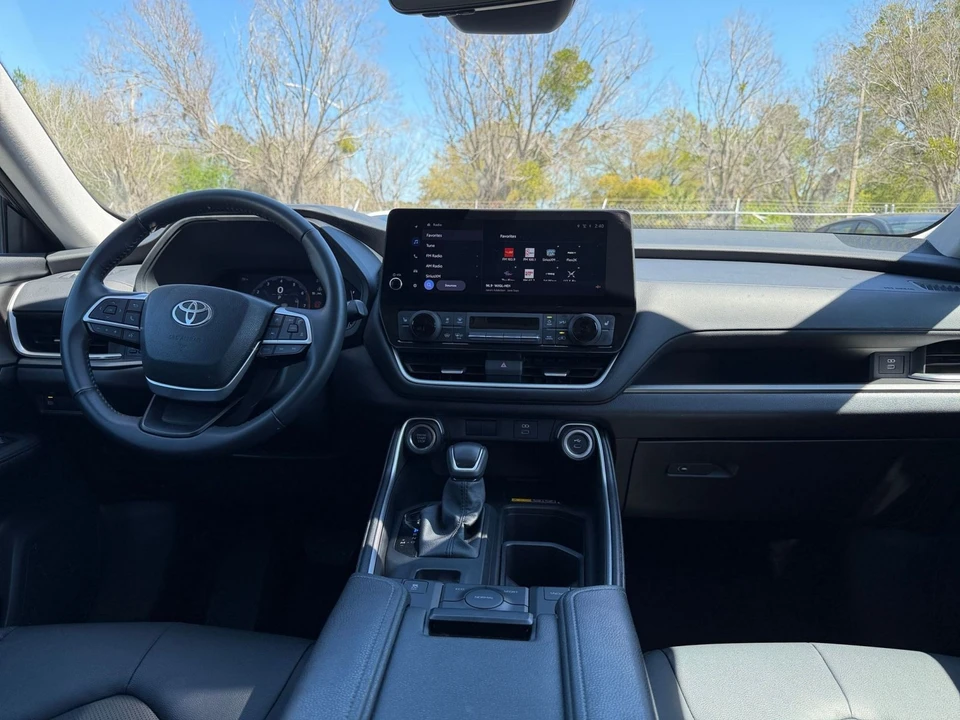 2025 Toyota Highlander - Image 14 of 31