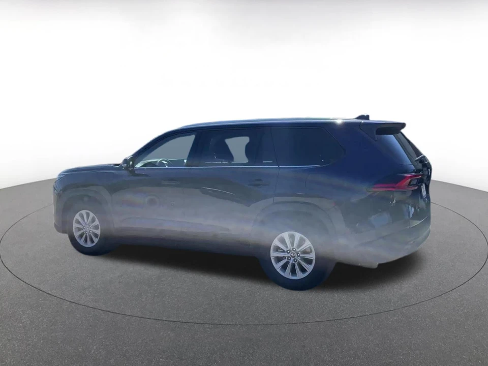 2025 Toyota Highlander - Image 7 of 31