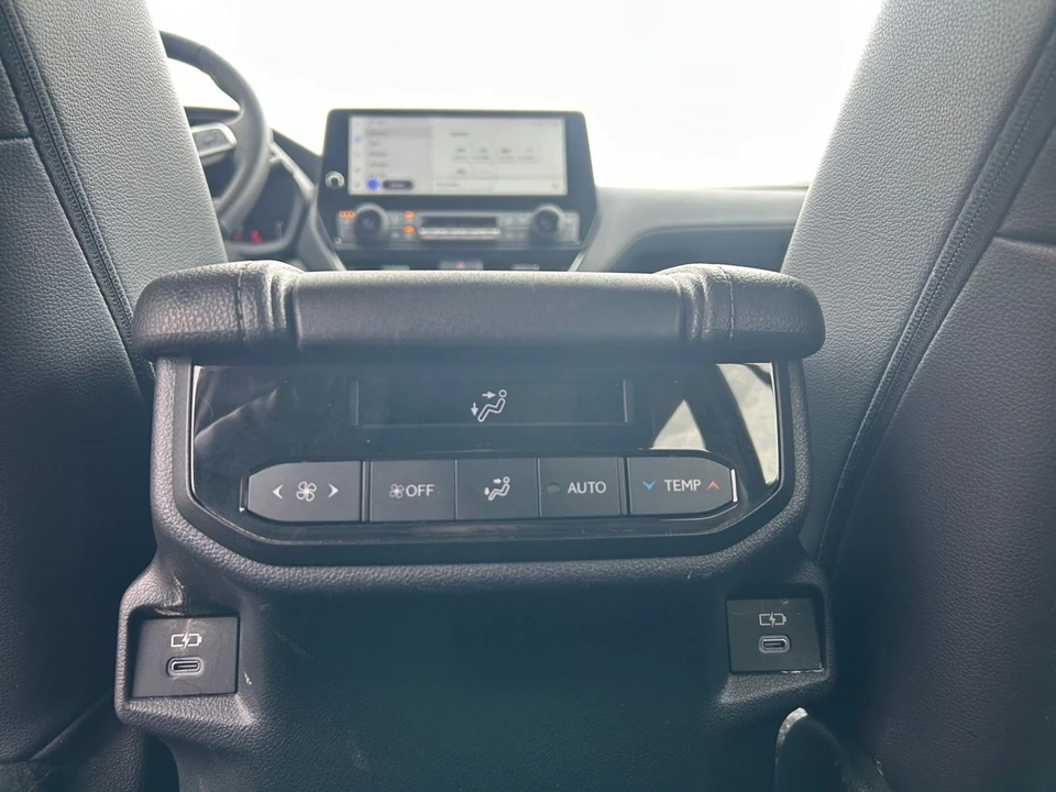 2025 Toyota Highlander - Image 21 of 31