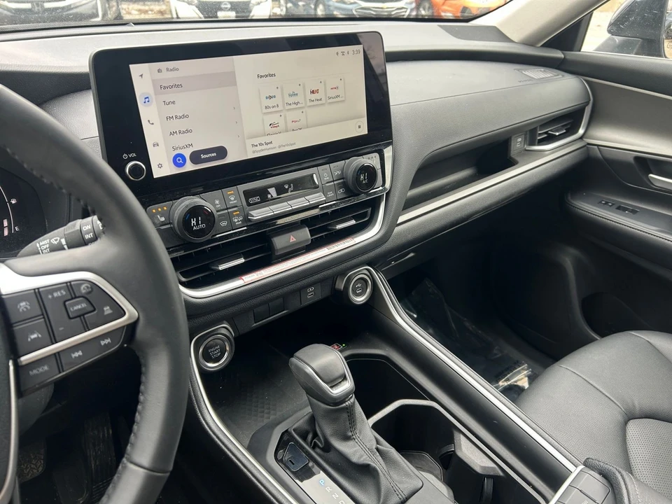 2025 Toyota Highlander - Image 14 of 31