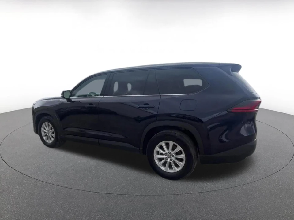 2025 Toyota Highlander - Image 8 of 31
