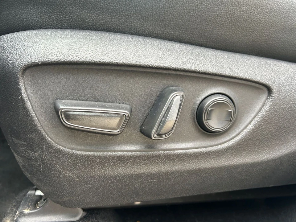 2025 Toyota Highlander - Image 19 of 31
