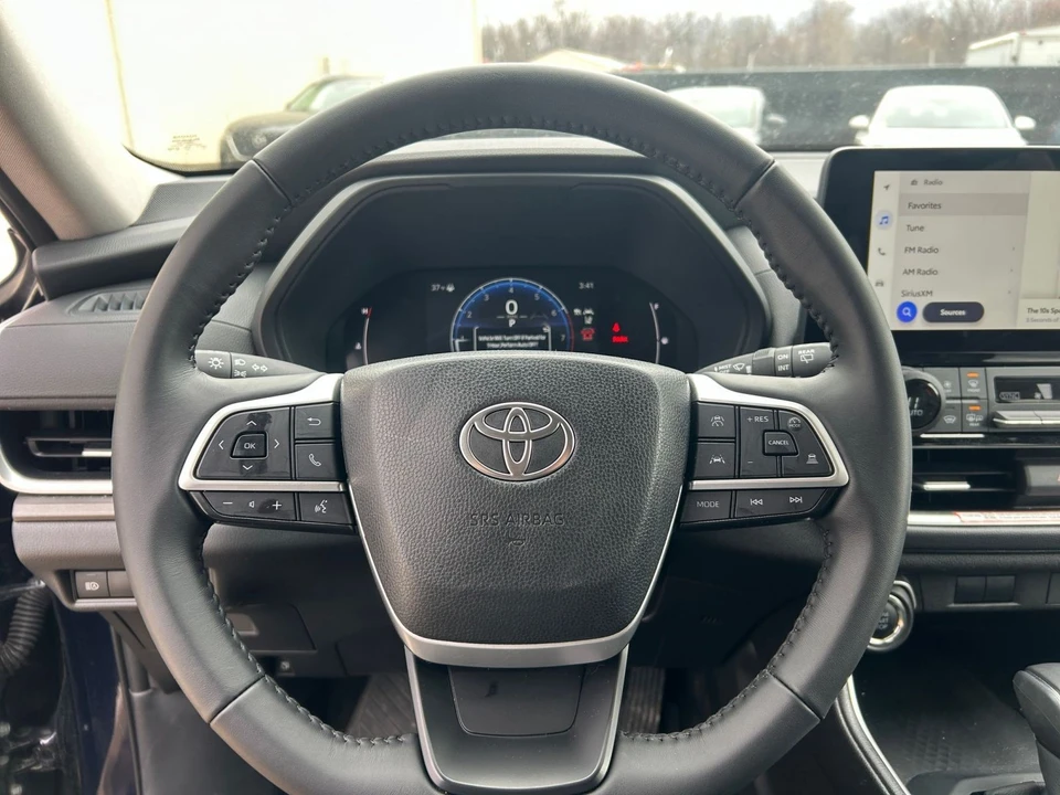 2025 Toyota Highlander - Image 25 of 31