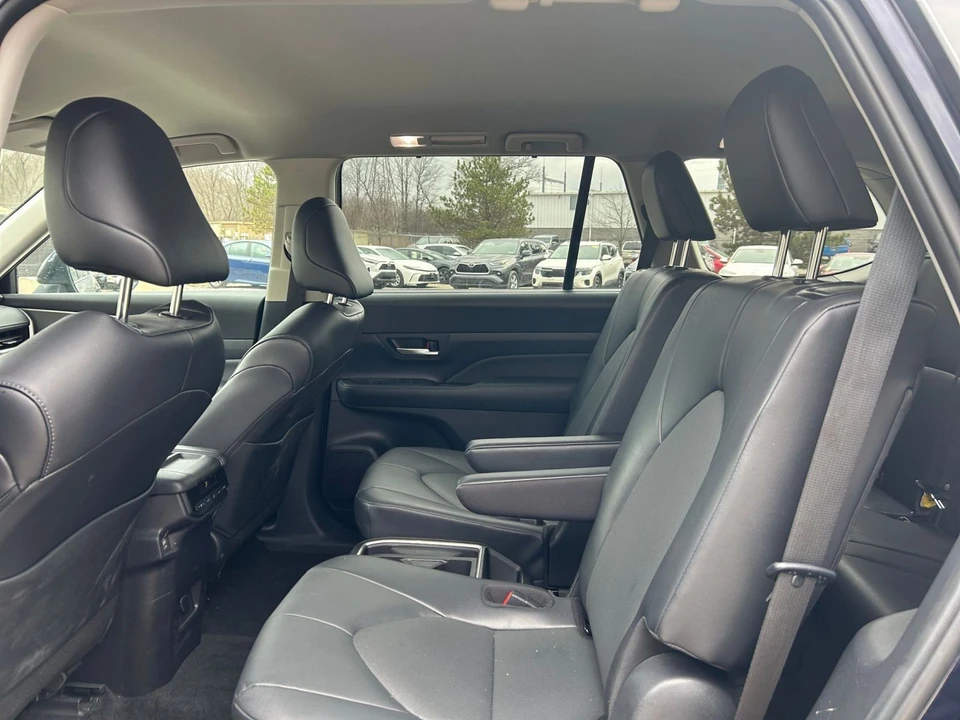 2025 Toyota Highlander - Image 23 of 31