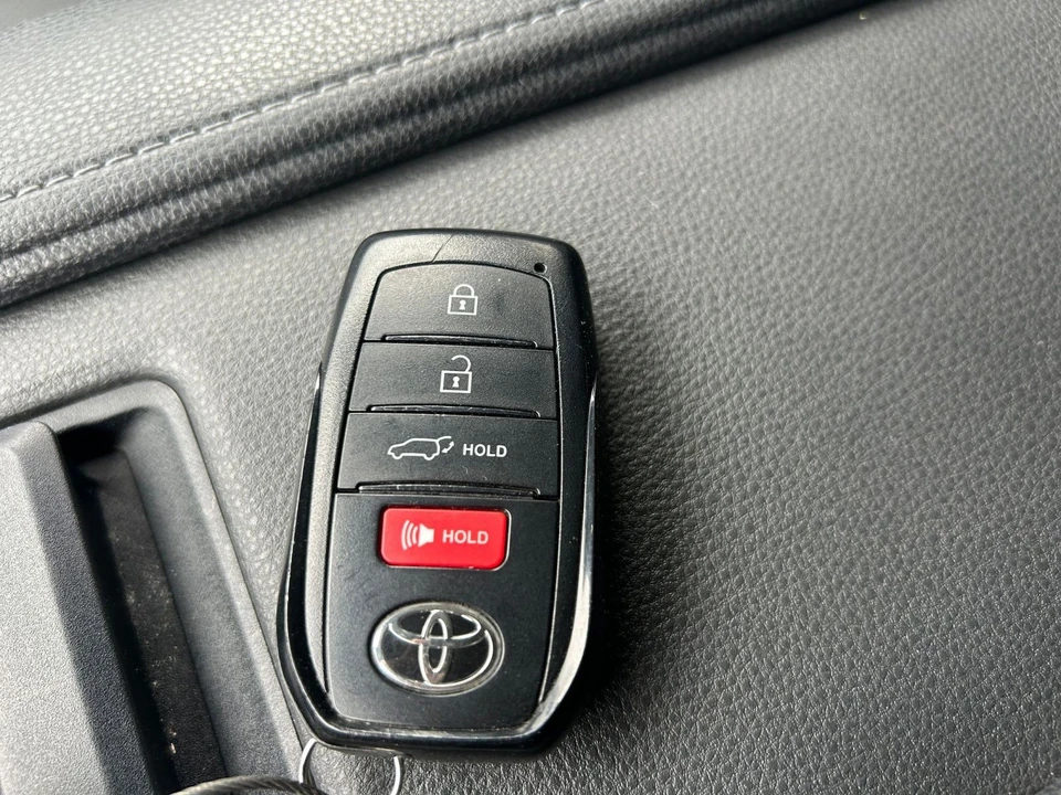 2025 Toyota Highlander - Image 18 of 31