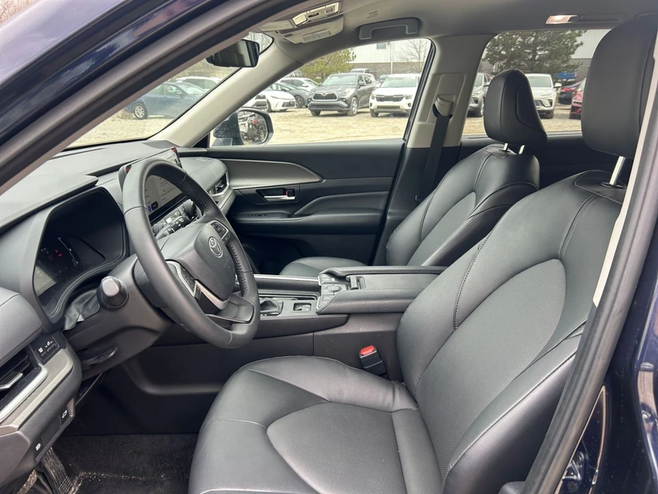 2025 Toyota Highlander - Image 24 of 31